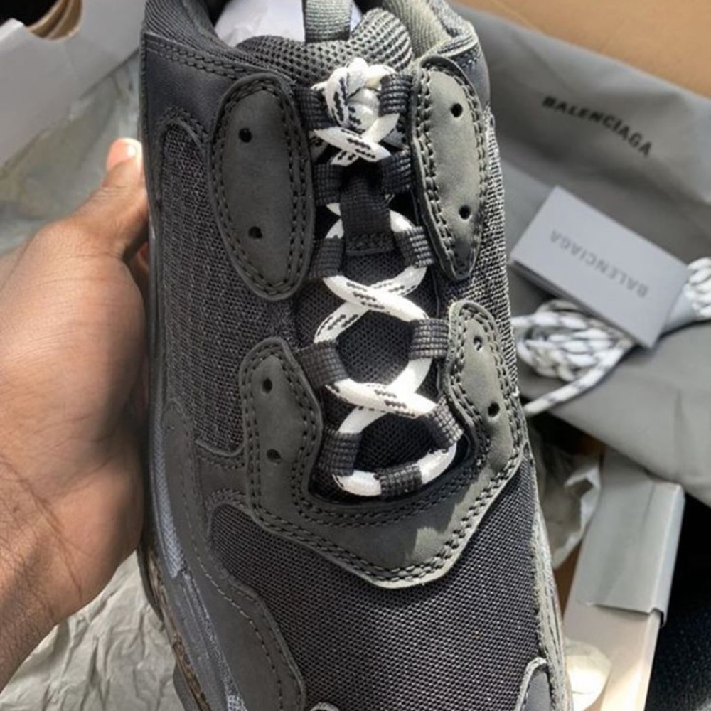 Sneakers - Picture 3 of 6